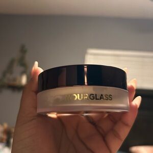 Hourglass Veil Translucent Setting Powder with Black Lid